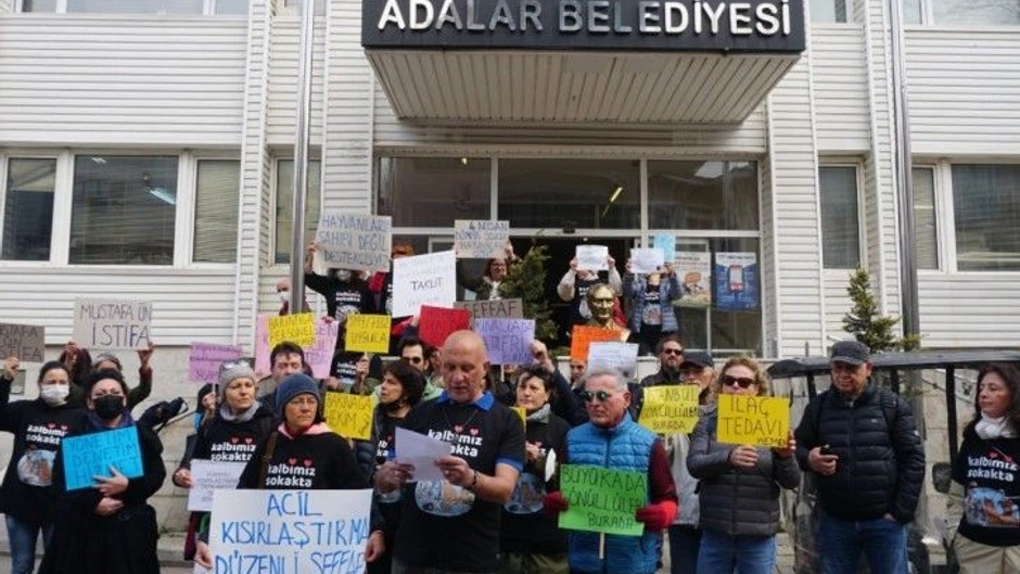 Hayvan Hakları Savunucuları Eylemde: Mustafa Ün İstifa!