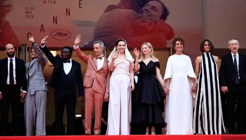 Cannes Film Festivali'nin açılış törenine siyasi mesajlar damga vurdu