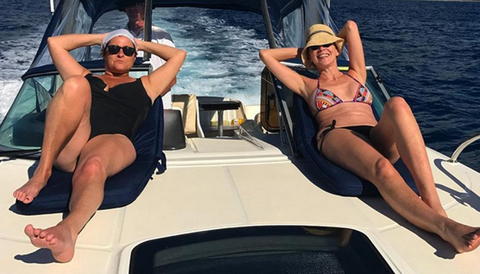 Stone, bikinili ve keyifli
