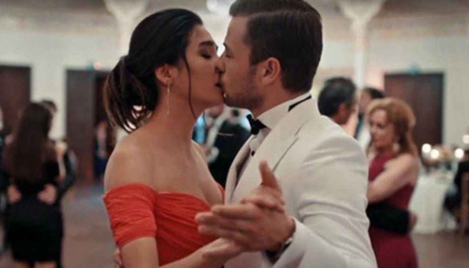 Söz dizisinin oyuncuları Tolga Sarıtaş ve Aybüke Pusat aşk mı yaşıyor?