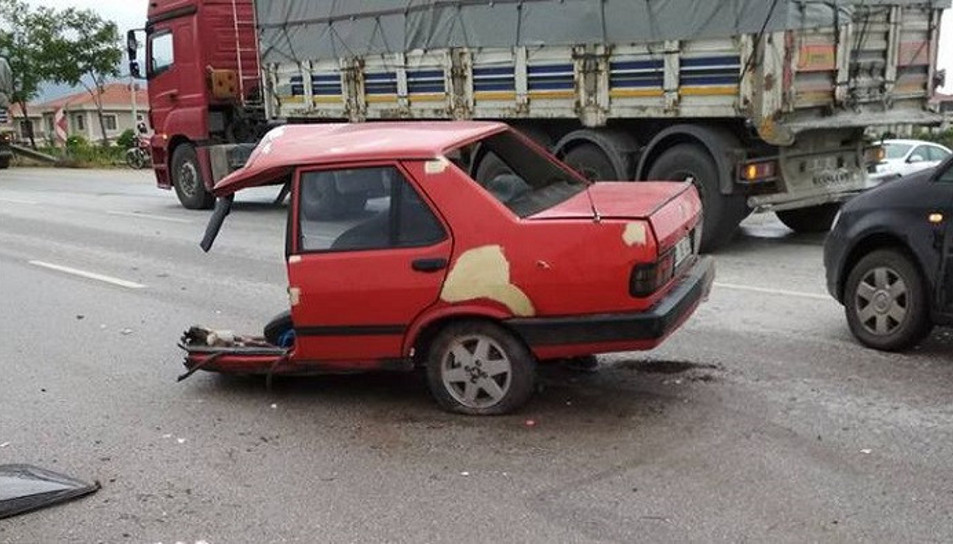 Afyonkarahisar'da ikiye bölünen aracın sürücüsü sağ kurtuldu!