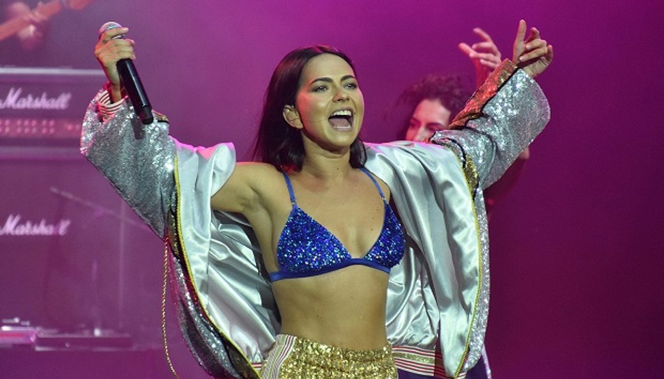 Inna cesur dekoltesiyle İstanbul'u salladı