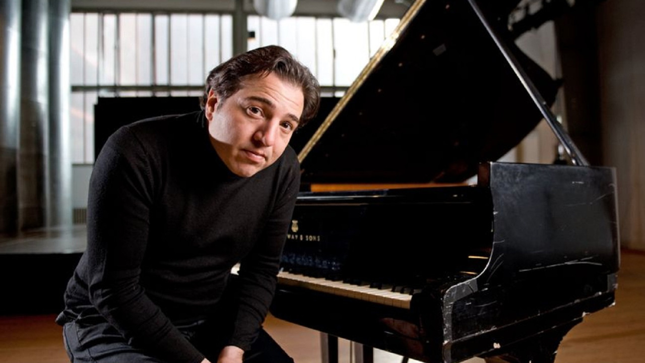 Fazıl Say'ın eşi  pasaport kuyruğunda 2,5 saat bekledi