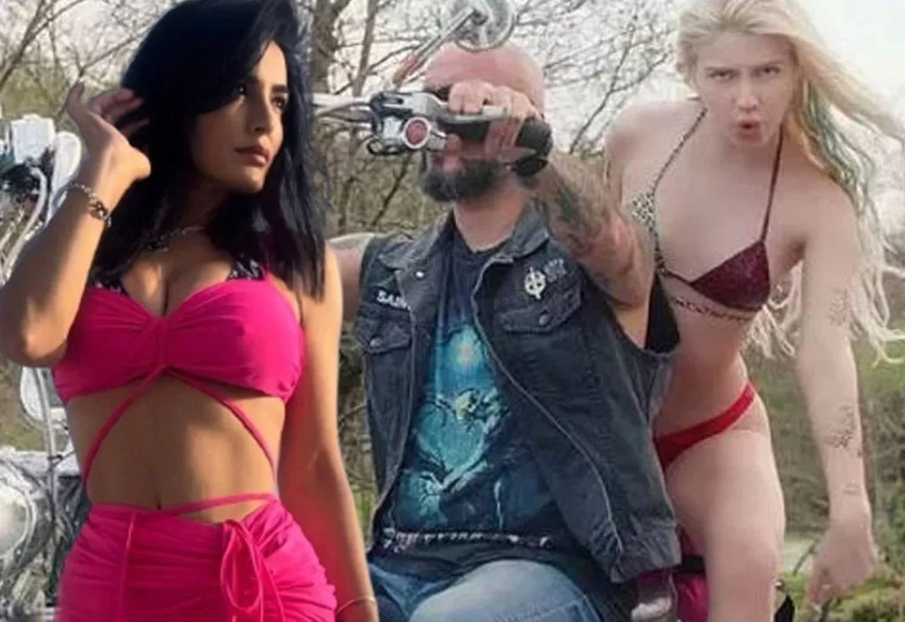 Havva Öztel Dekolte Yarışında Kızı Aleyna Tilki'ye Meydan Okuyor - Resim: 6