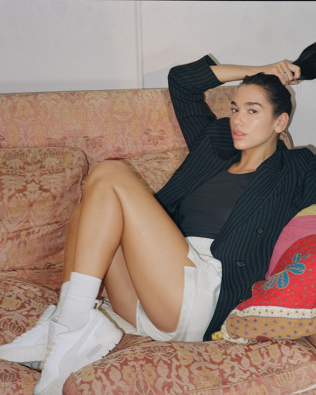 Dua Lipa doğumgünü partisinde kırmızı elbisesiyle büyüledi - Resim: 5