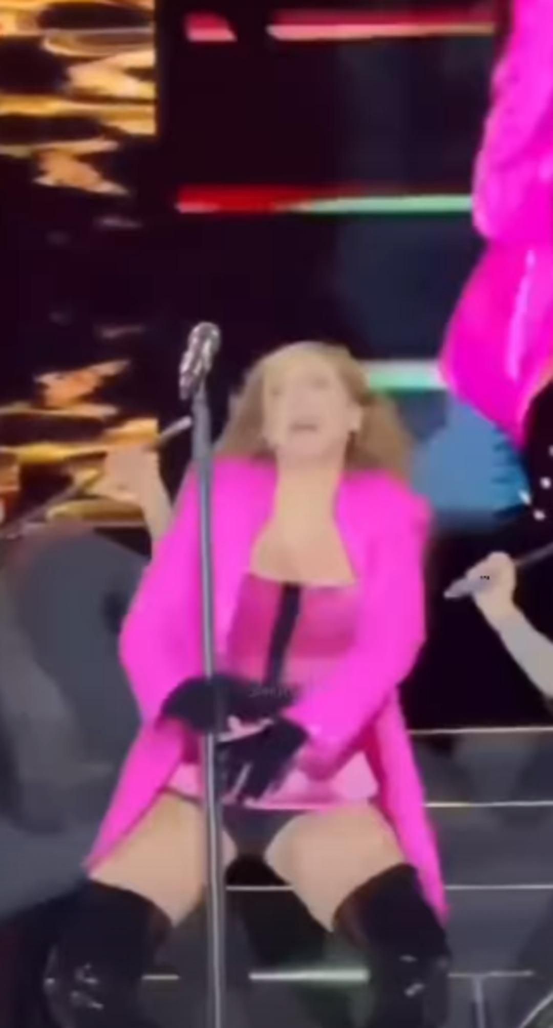 Hadise konser sahnesinde ayaklı mikrofonla adeta sevişti - Resim: 1