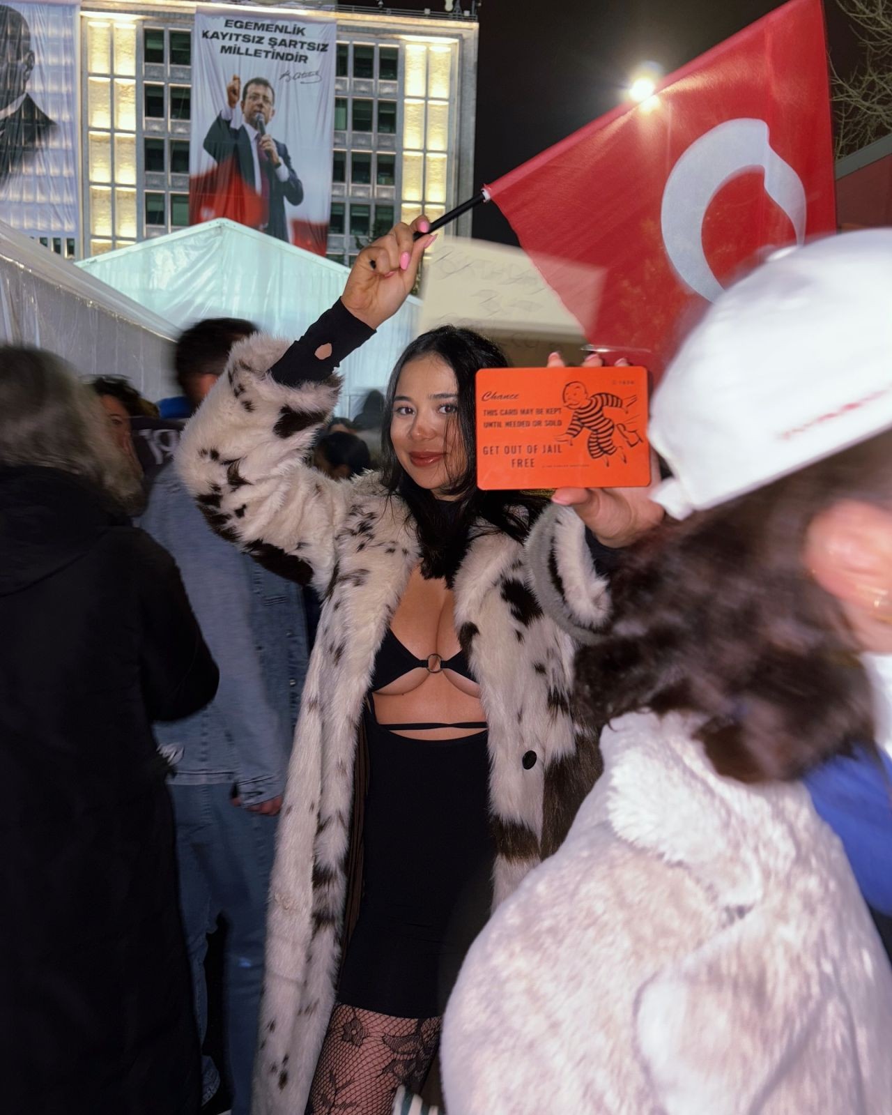 İmamoğlu'na destek eyleminde Saraçhane'deydi: Merve Taşkın o mesajlara isyan etti - Resim: 2