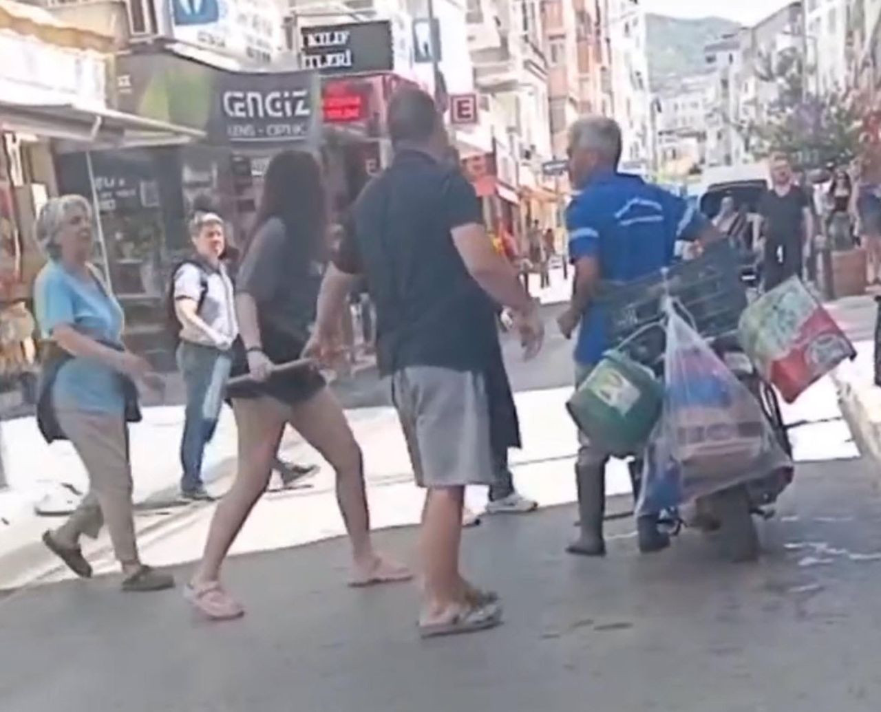 İzmir'de temizlik görevlisi ile genç kadınların ilginç kavgası - Resim: 1