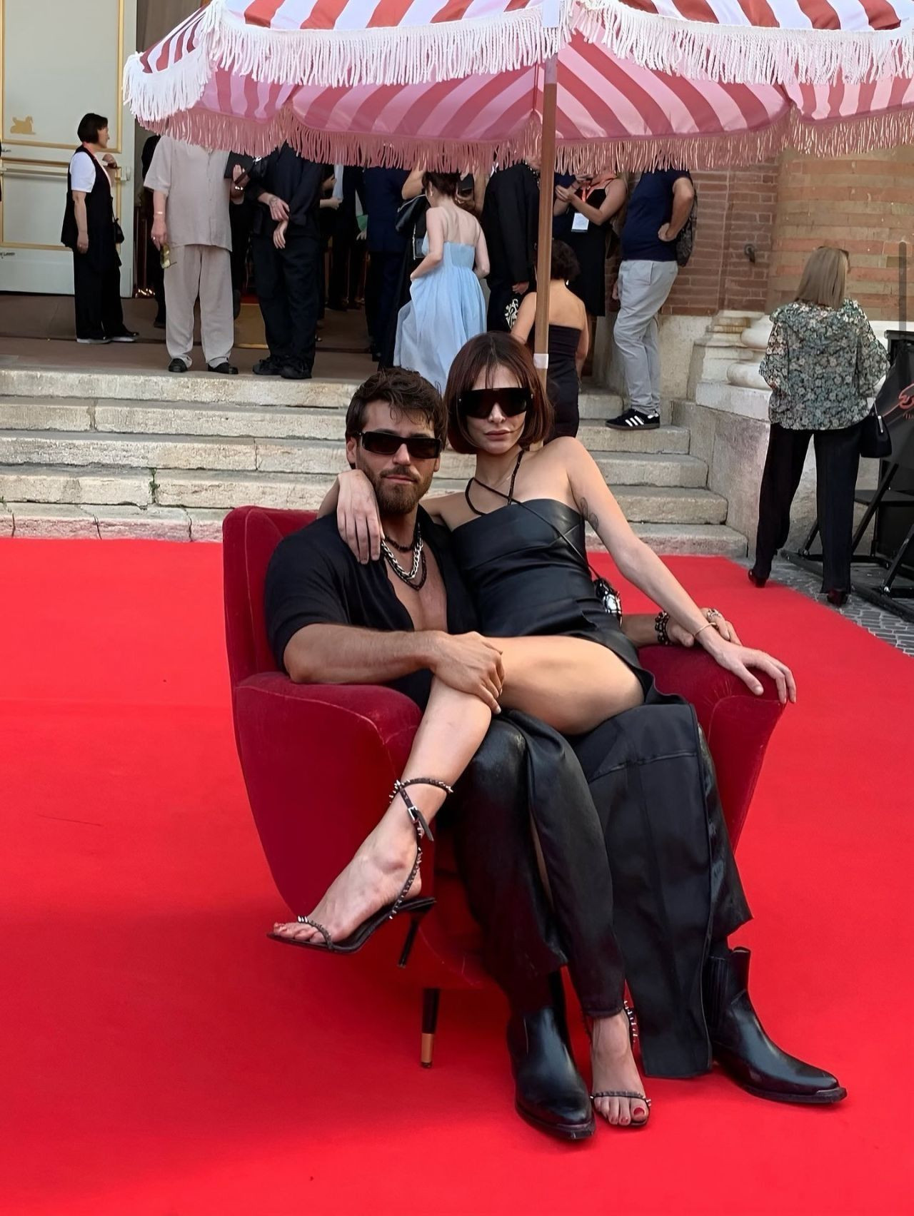 Can Yaman kendisini Kanye West, evli sevgilisi Sara Bluma'yı da Bianca Censori mi sanıyor? - Resim: 1