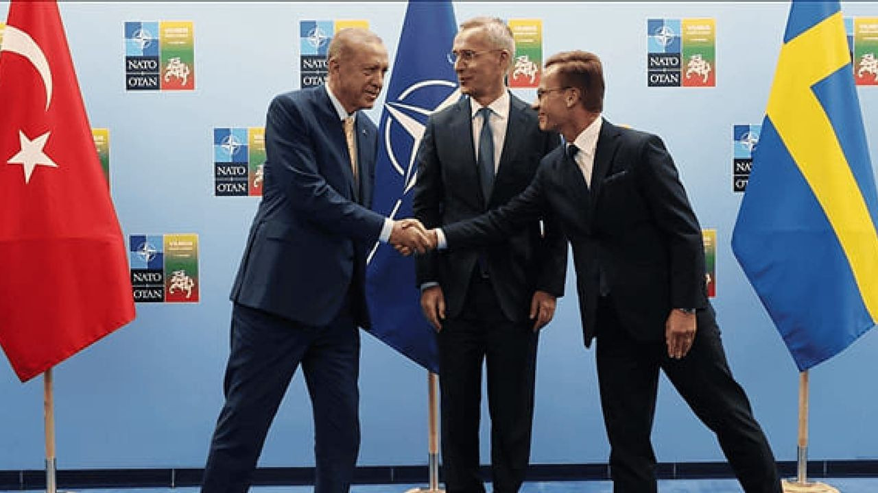 İsveçli diplomat NATO görüşmesinden sonra Türkiye dosyalarını tuvalette unuttu