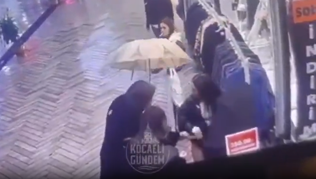 Sokak ortasında türbanlı kadından etek giyen genç kıza iğrenç saldırı: Bu yobazlık ceza alacak mı? - Resim: 2