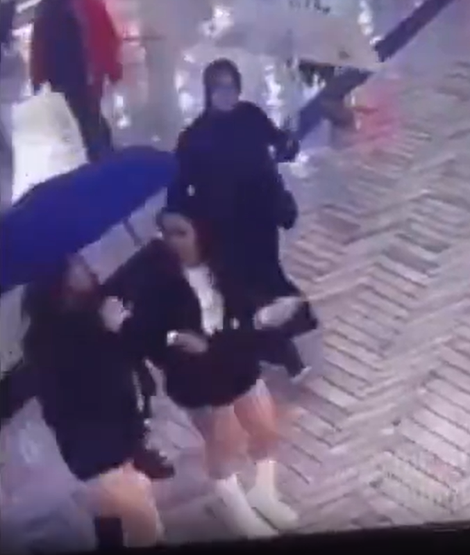 Sokak ortasında türbanlı kadından etek giyen genç kıza iğrenç saldırı: Bu yobazlık ceza alacak mı? - Resim: 1