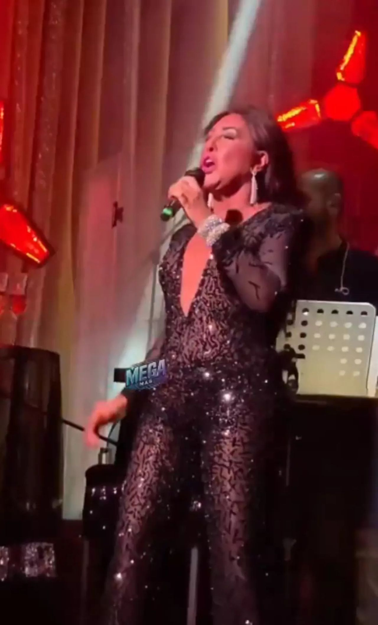 Tayt giyinenleri eleştiren Nükhet Duru’dan sahnede transparan sürprizi! - Resim: 3