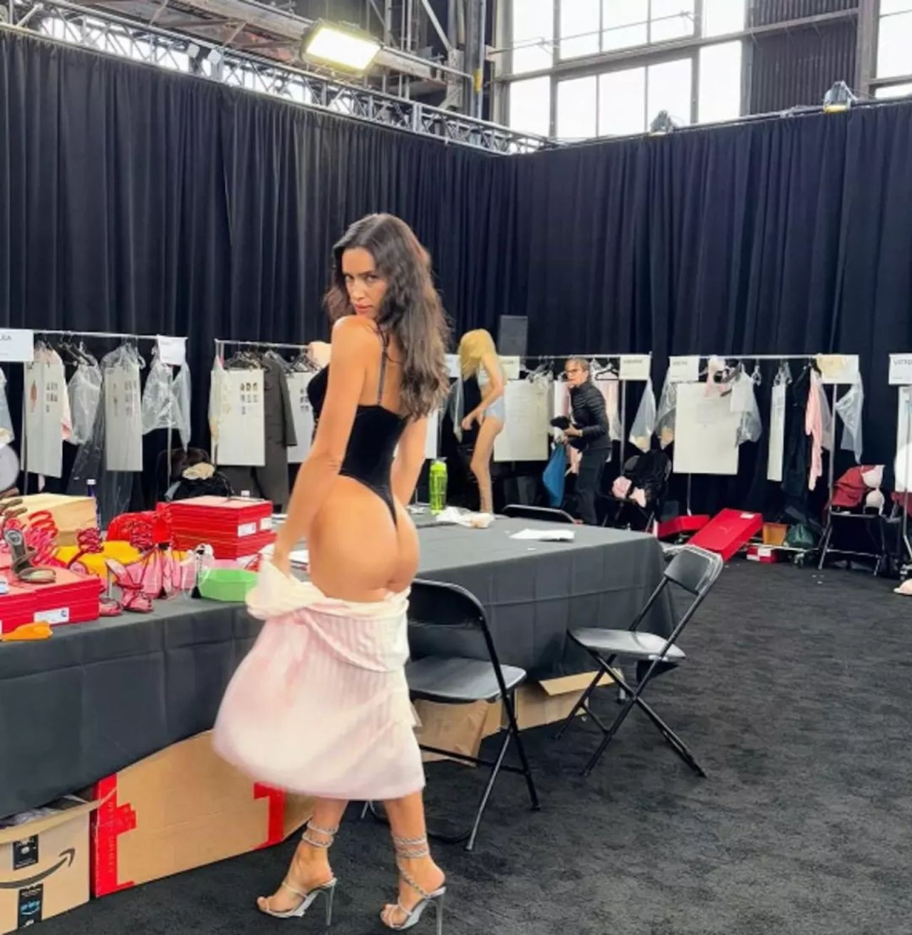 Irina Shayk’tan üstsüz yatak selfisi! Sosyal medya yıkıldı - Resim: 4