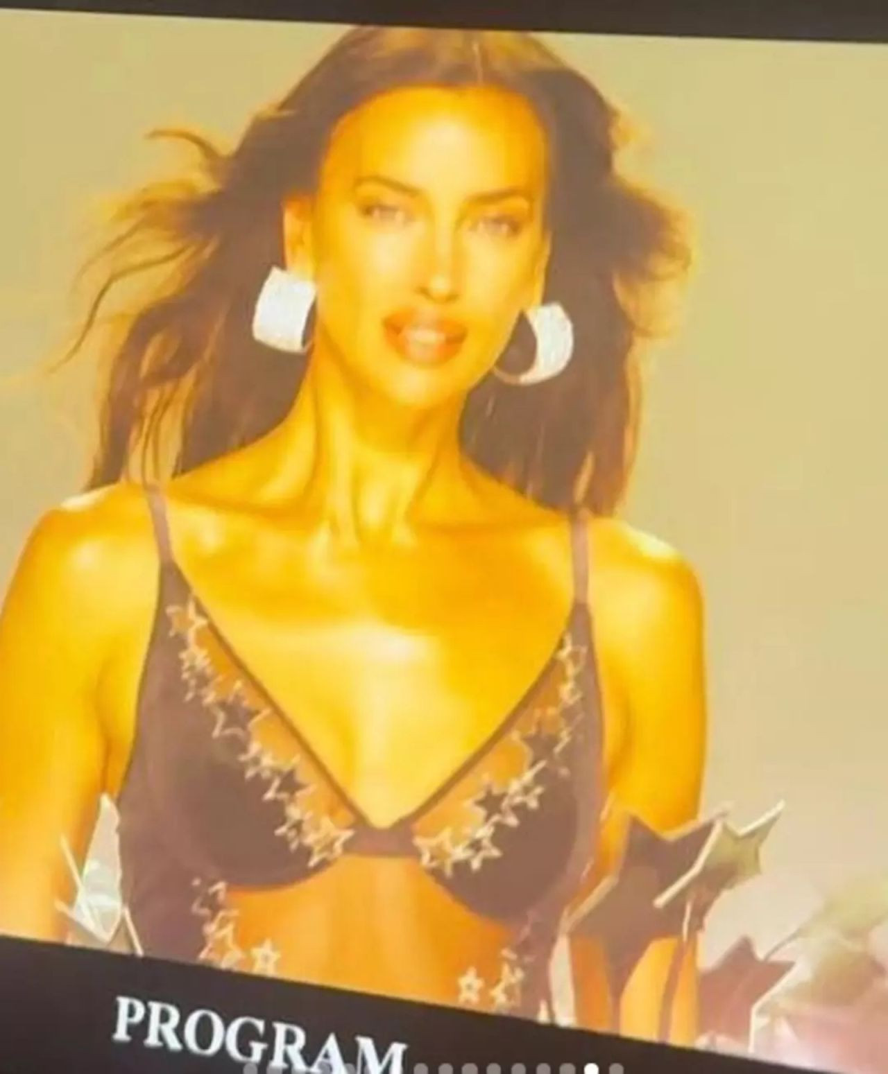 Irina Shayk’tan üstsüz yatak selfisi! Sosyal medya yıkıldı - Resim: 5