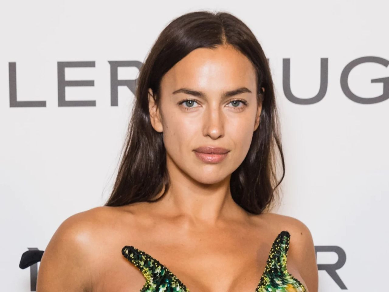 Irina Shayk’tan üstsüz yatak selfisi! Sosyal medya yıkıldı - Resim: 1
