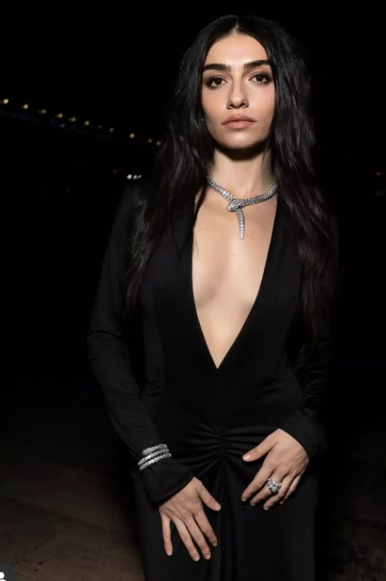 Hazar Ergüçlü’den cesur paylaşım! Süper mini ve leopar detayı dikkat çekti - Resim: 3