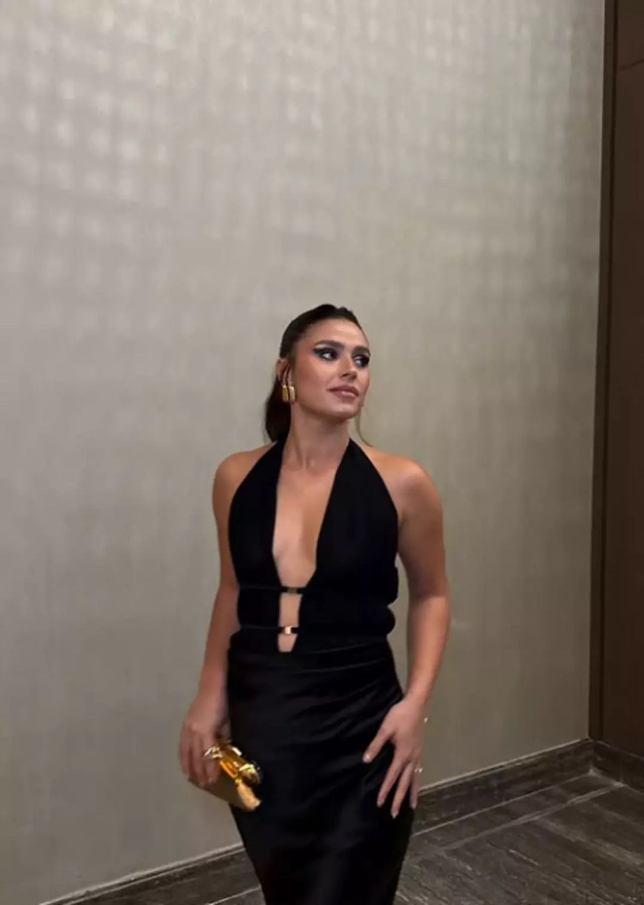 Başörtülü pozdan dekolteli elbiseye: Ayşe Yüksel'e sosyal medyada yorum yağdı - Resim: 4