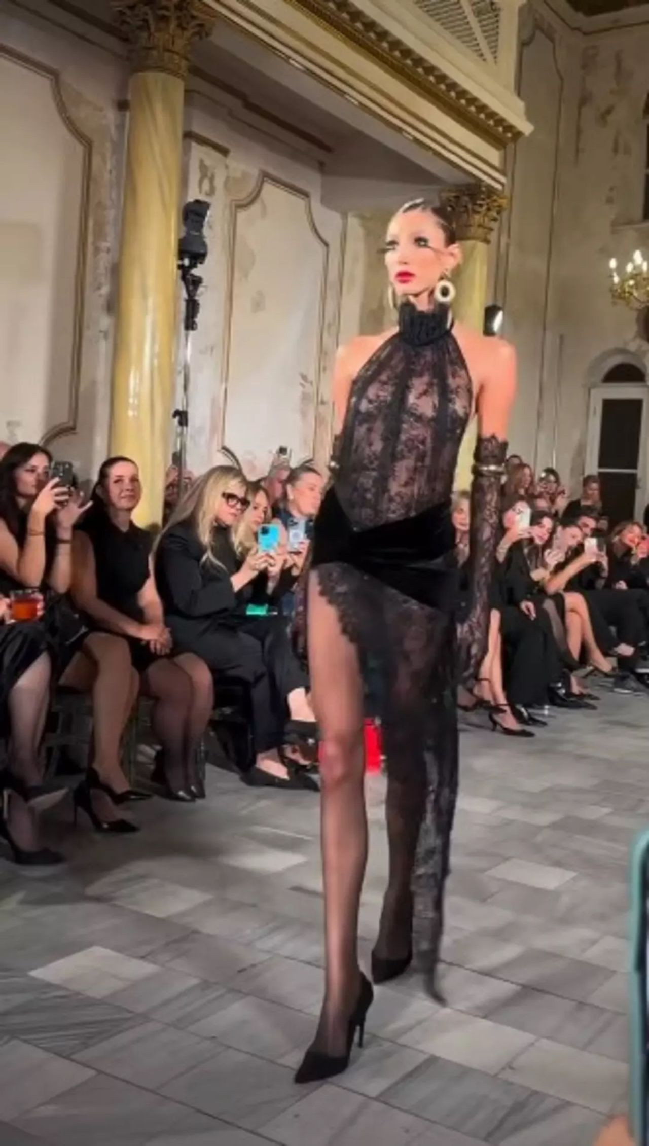 Şevval Şahin’den cesur defile stili: Transparan seçimleri geceye damga vurdu - Resim: 3