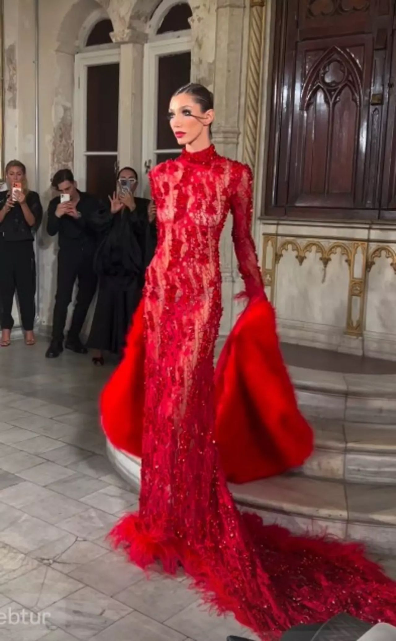 Şevval Şahin’den cesur defile stili: Transparan seçimleri geceye damga vurdu - Resim: 4