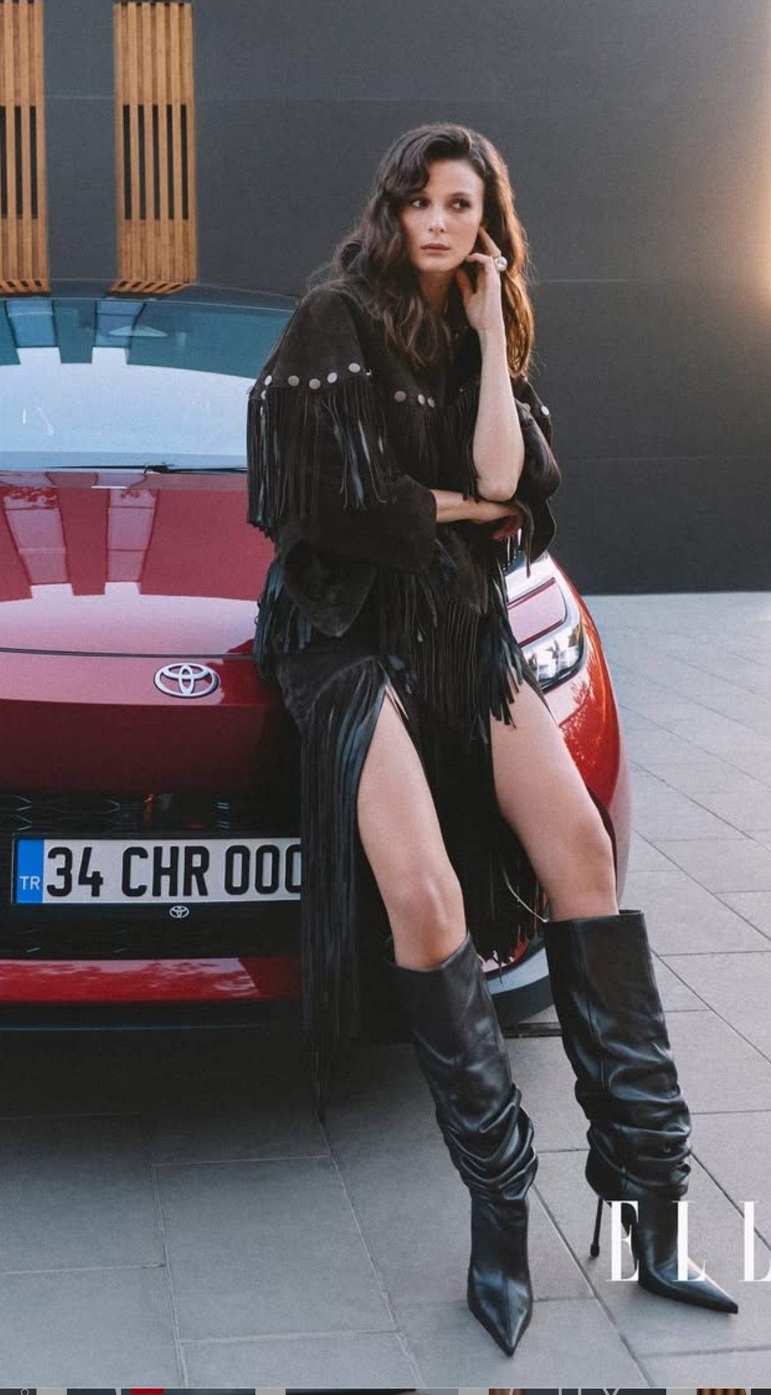 Büşra Develi ceketinin içine iç çamaşırı giymedi, takipçileri beğeni yağdırdı - Resim: 9