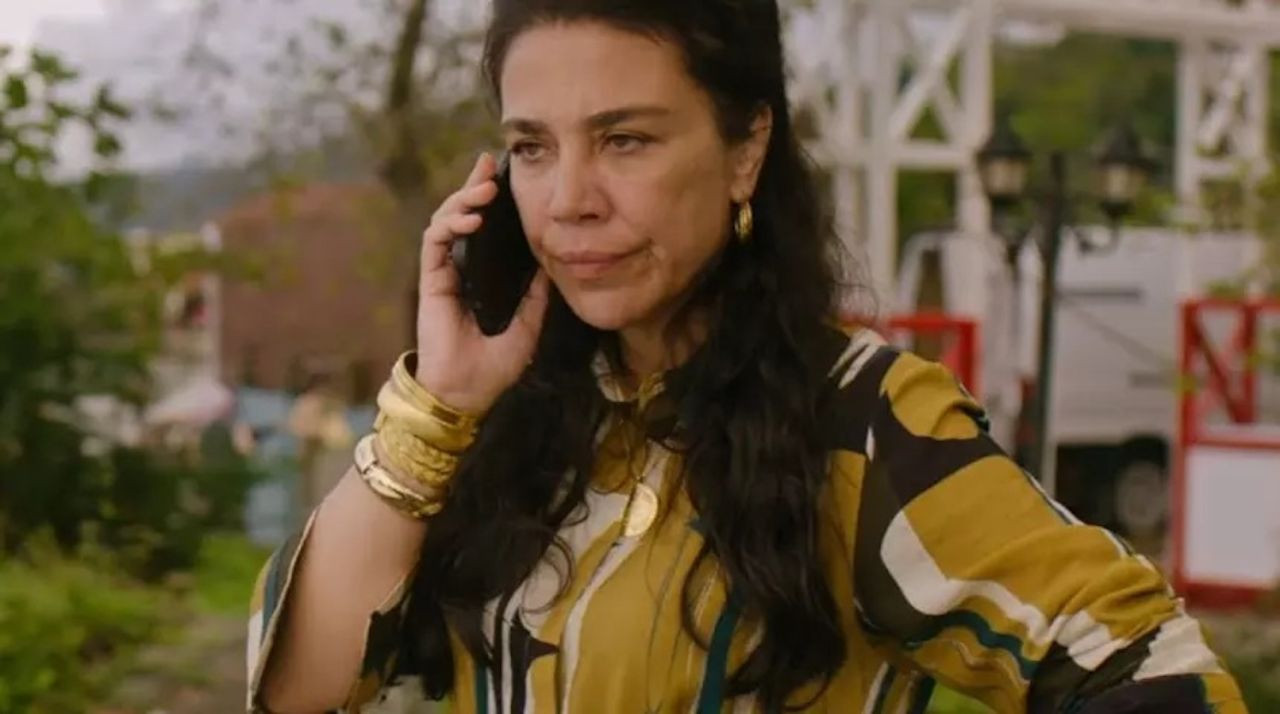 Yeşim Ceren Bozoğlu 30 yıl sonra çocukluk aşkına kavuştu! Dudak dudağa poz gündem oldu - Resim: 1