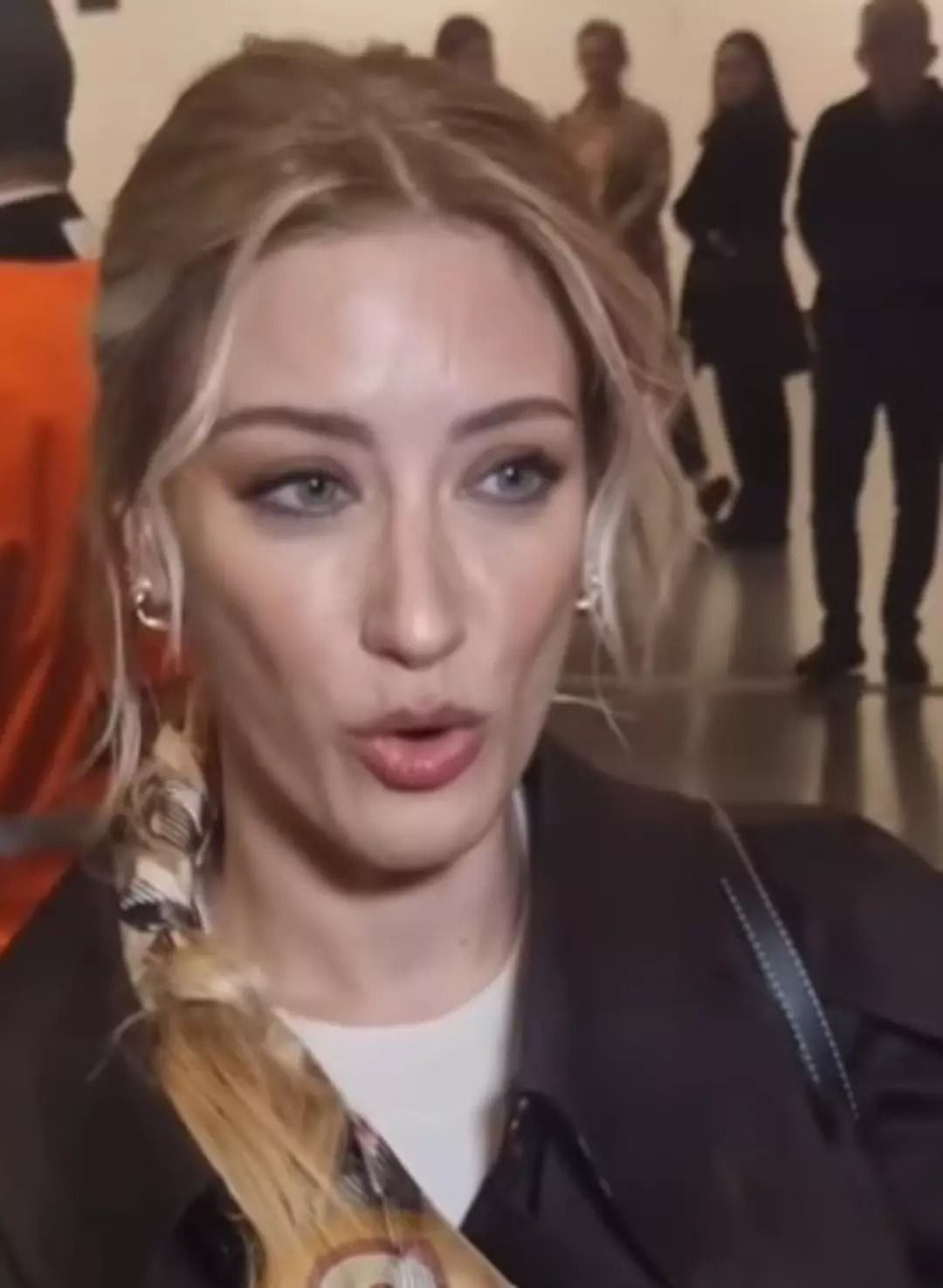 Hazal Kaya’nın yüzündeki değişim olay oldu! Diş estetiği eleştirildi - Resim: 2