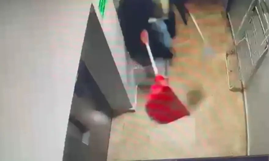 Boşanma aşamasındaki eşine otelde bıçaklı saldırı: 2 yaralı - Resim: 4