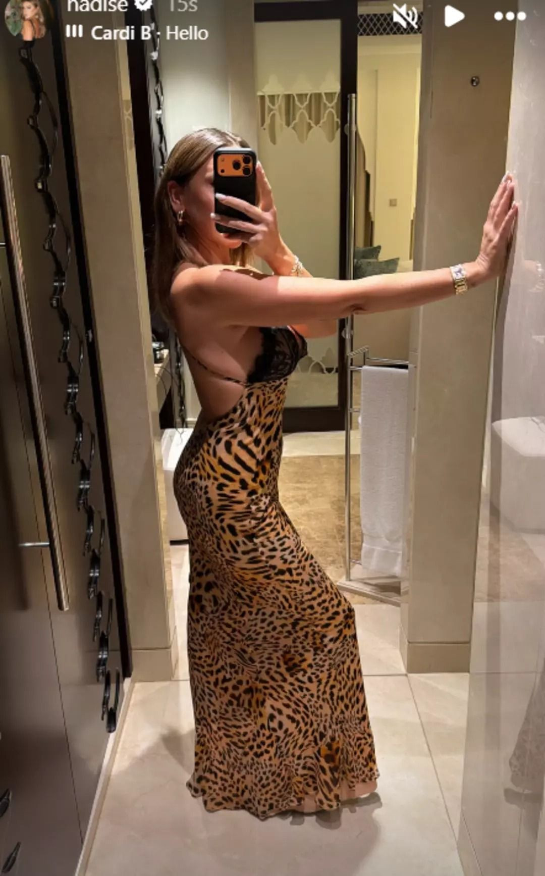 Ünlü Şarkıcı Hadise leopar desenli elbisesiyle banyodan selfie paylaştı - Resim: 2