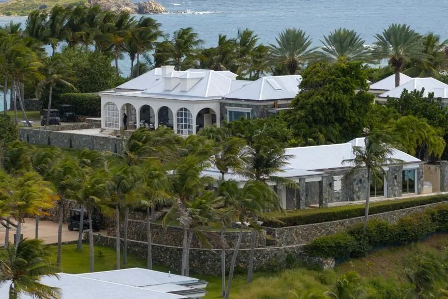 Jeffrey Epstein’ın kabus adasından daha önce görülmemiş fotoğraflar yayınlandı - Resim: 2