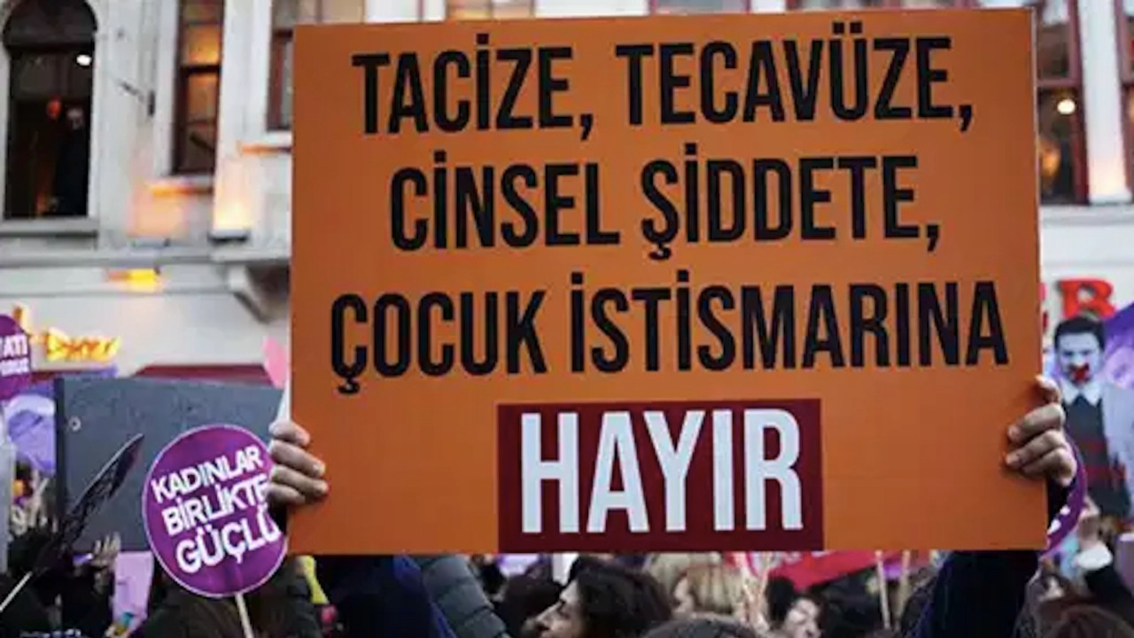 İlkokul müdüründen mide bulandıran mesajlar: Eteğine dikkat et