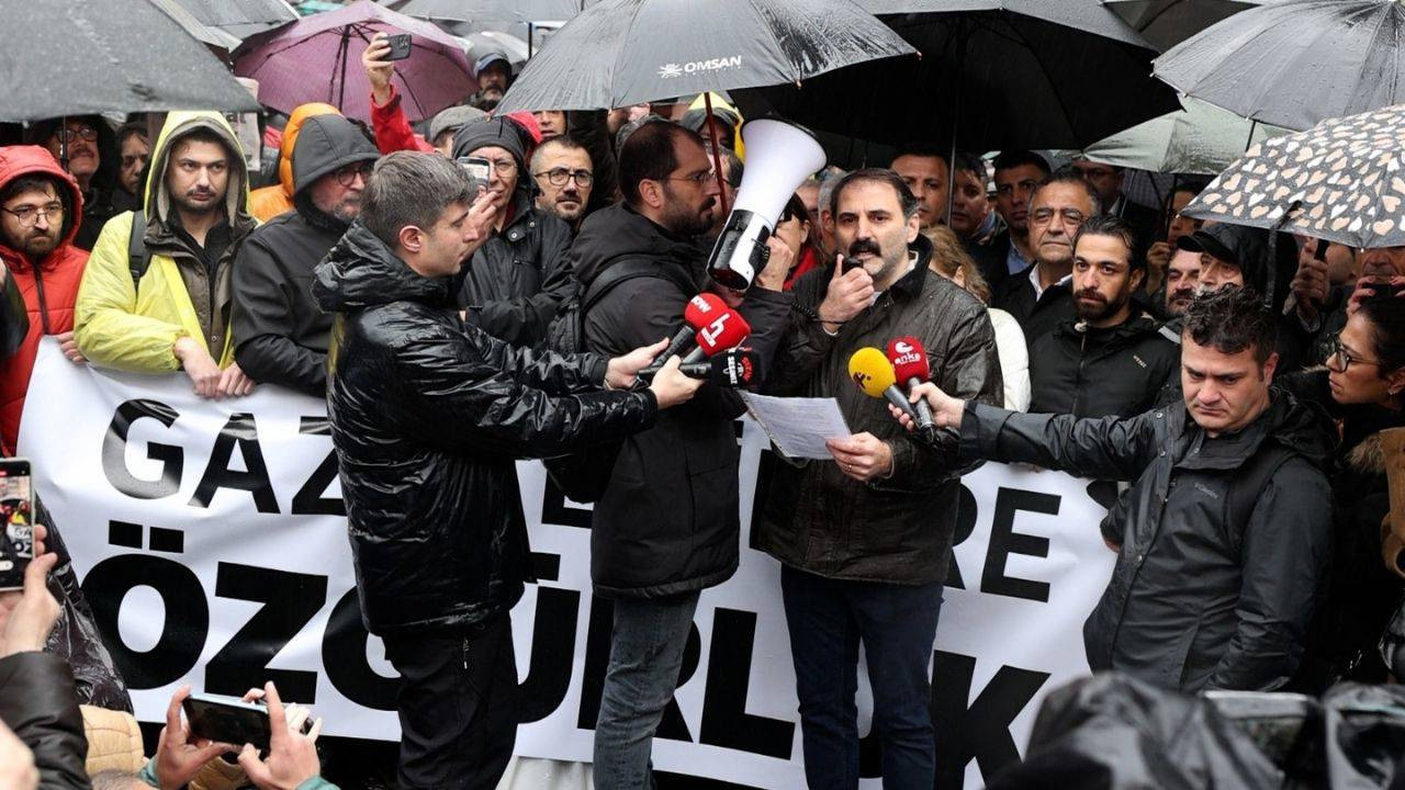 Tutuklu meslektaşları için Kadıköy’de toplanan gazetecilere polis engeli