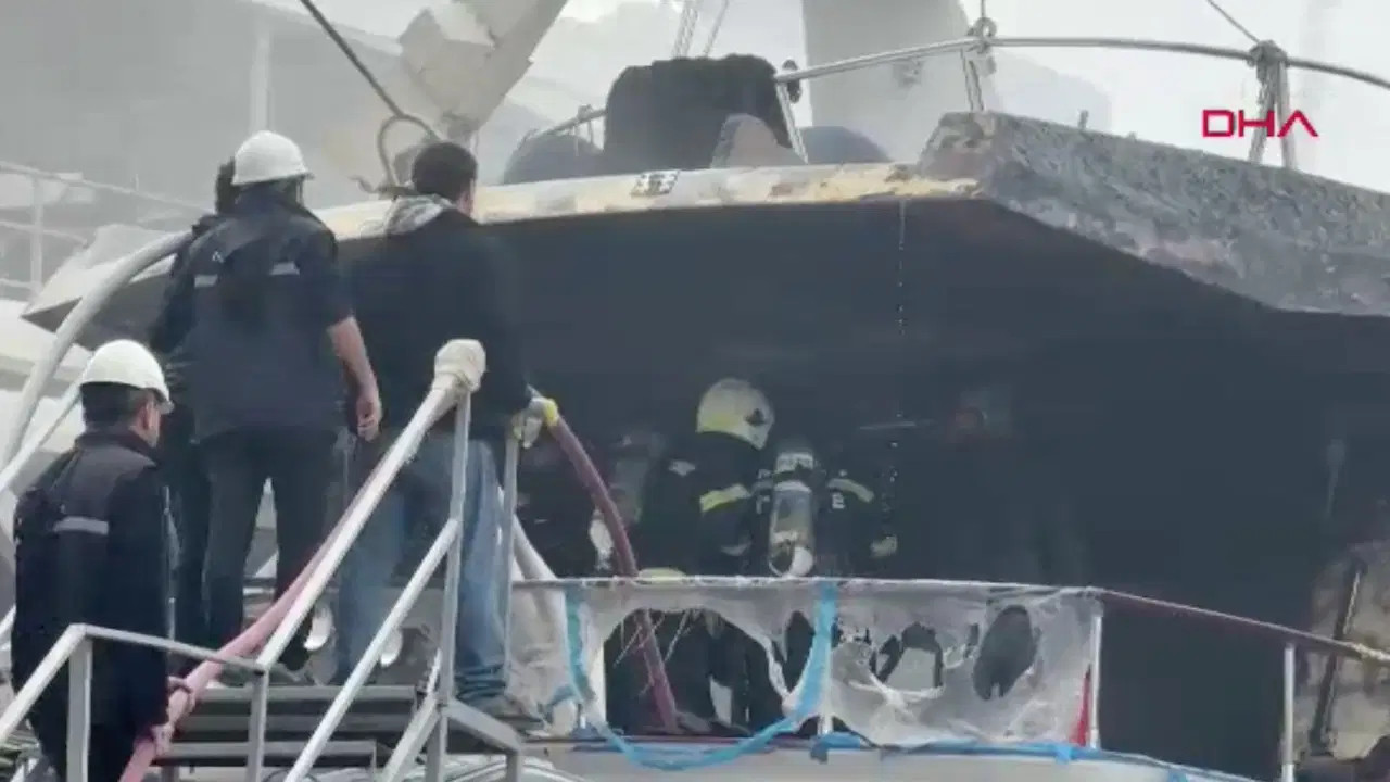 Bodrum tersanesinde yangın: Eski kulüp başkanının motoryatı alev alev yandı!