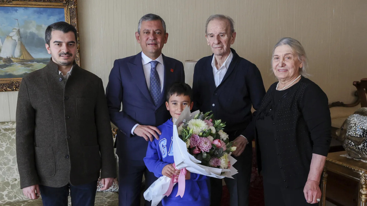 Özgür Özel'den eski CHP Genel Başkanvekili Cevdet Selvi'ye ziyaret