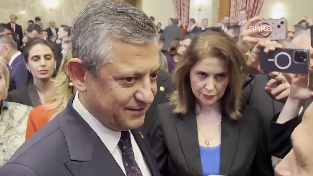 Meclis Resepsiyonunda Özgür Özel ve TGRT Haber gerginliği: Haysiyet cellatlığına teslim olmayız