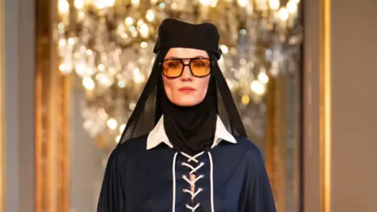 Paris'te muhafazakar moda haftasında sokak giyimi görücüye çıktı