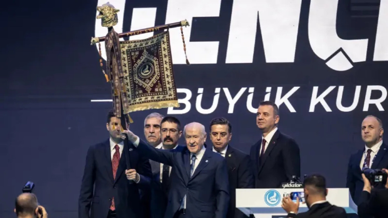 Bahçeli'ye hediye edilen altın kurt başlı tuğ ne anlama geliyor?