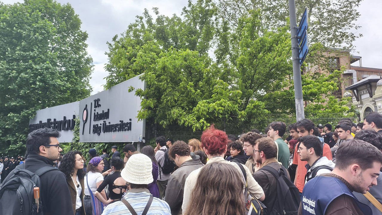 Bilgi Üniversitesi öğrencileri nöbette: Bu kararı tanımıyoruz!