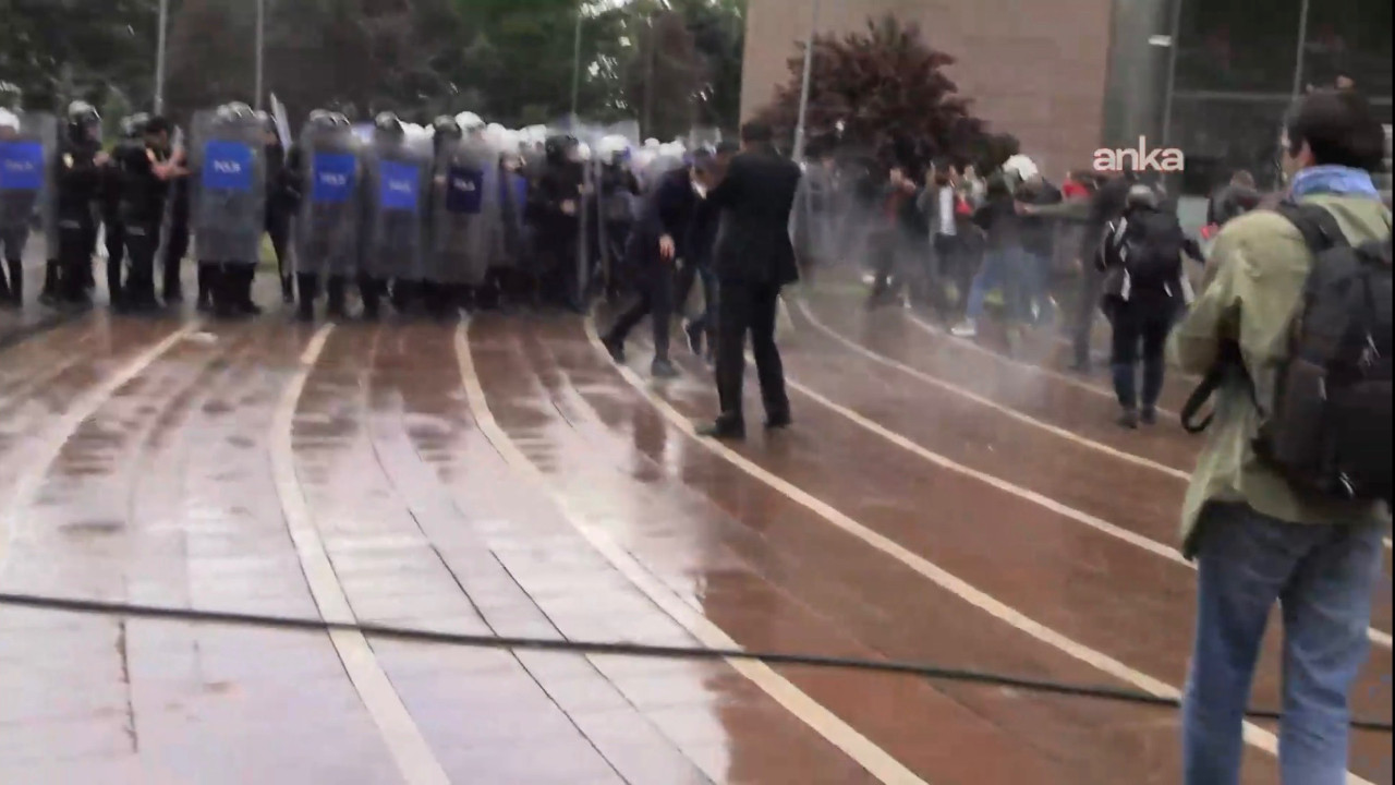 Polisler CHP Genel Merkezine girdi: Demir kapılar kırıldı, biber gazlı müdahale başladı
