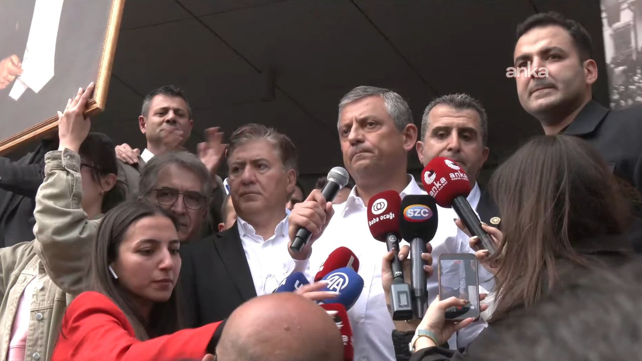 Özgür Özel CHP Genel Merkezi'ni terk etti: Geri gelmek üzere çıkıyoruz