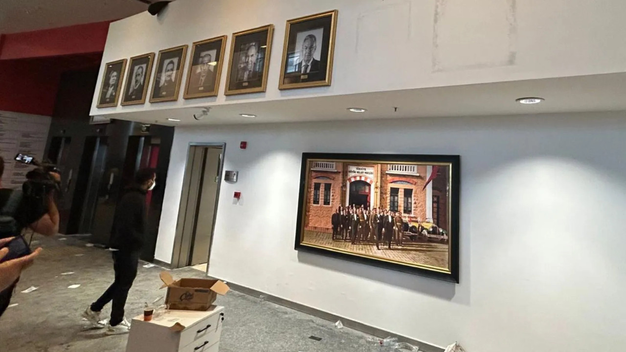 Özgür Özel'in posteri CHP Genel Merkezi'nden indirildi