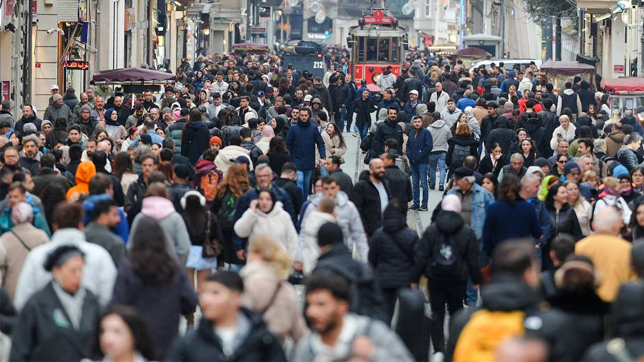 Le Monde’dan moral analizi: Otoriter yöneliminden bıkmış, üzgün Türkler...