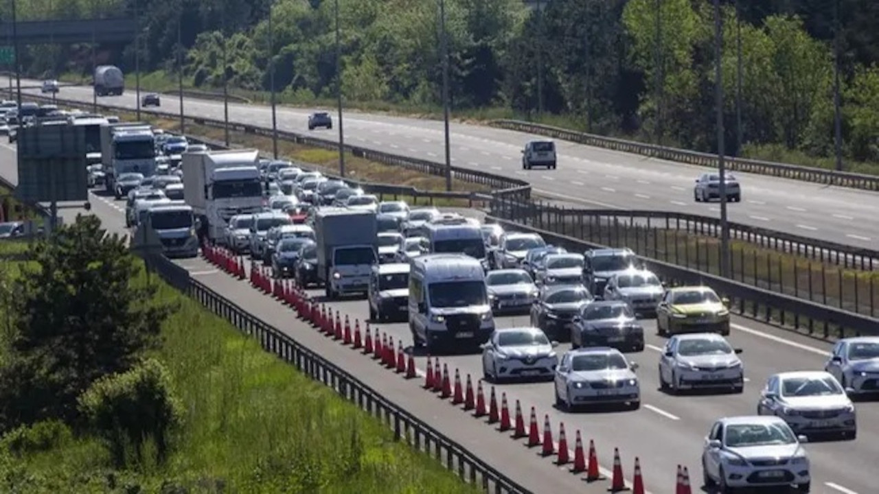 İstanbul istikametine gidecek sürücülere kritik uyarı: TEM otoyolu trafiğe kapatıldı