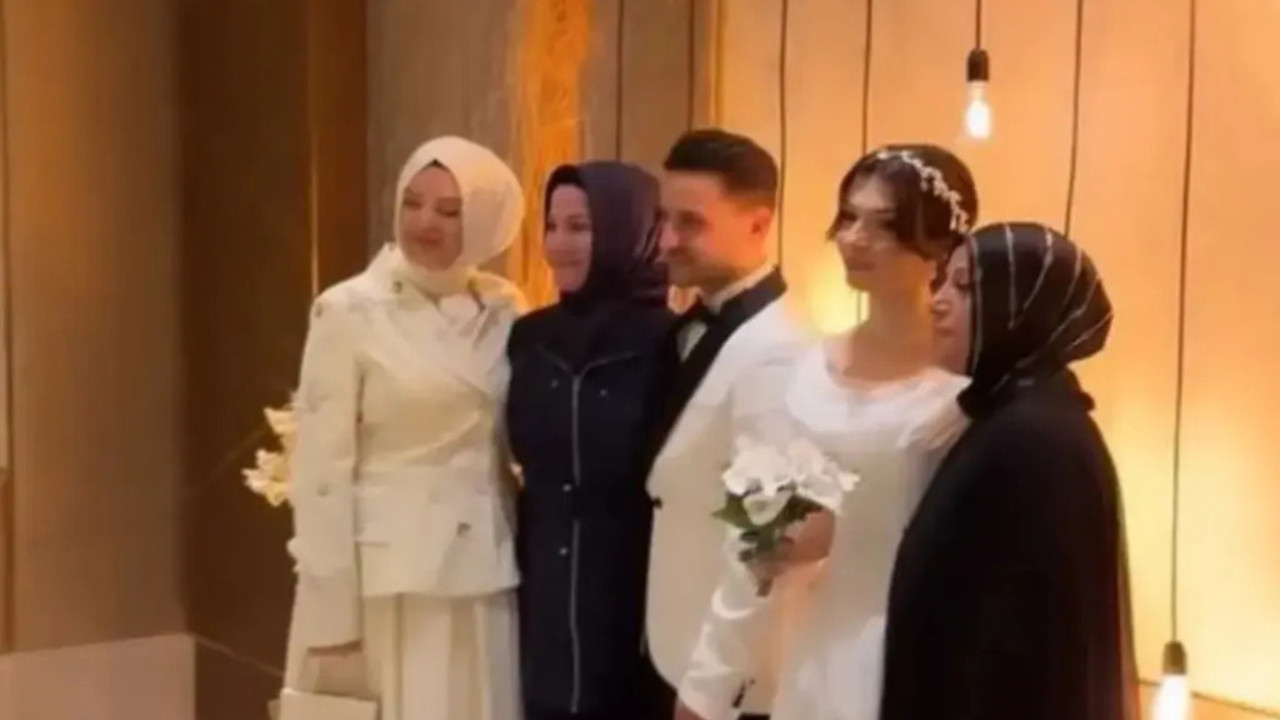 Kadir Ezildi'nin eşi eltisinin düğününde beyaz giydi