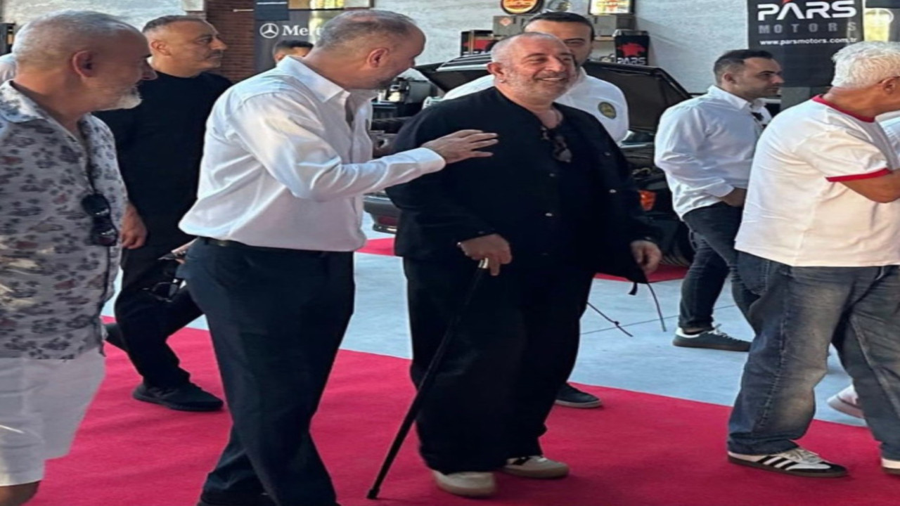 Cem Yılmaz, bastonuyla şaşırttı