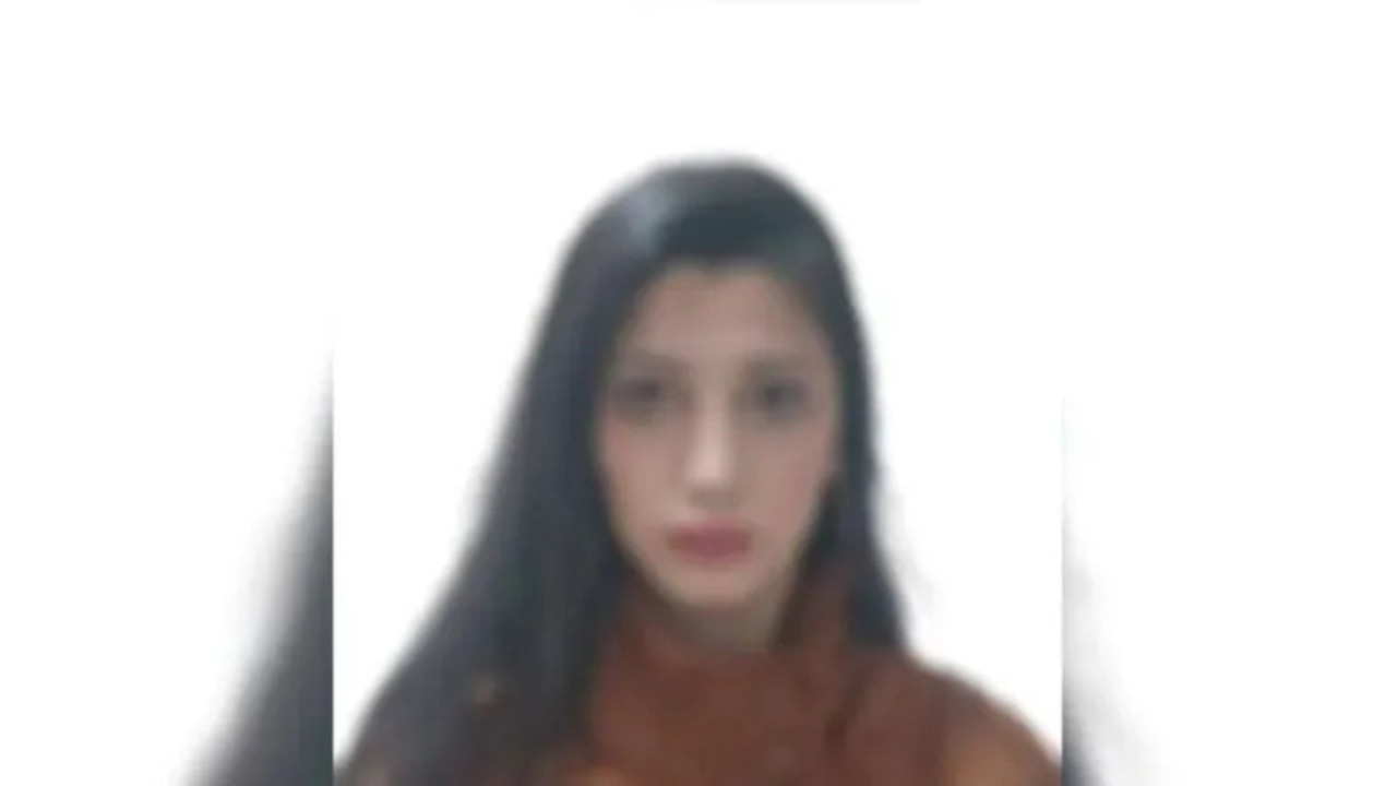 Beyoğlu'nda polis kıyafetiyle dans eden kadın gözaltına alındı